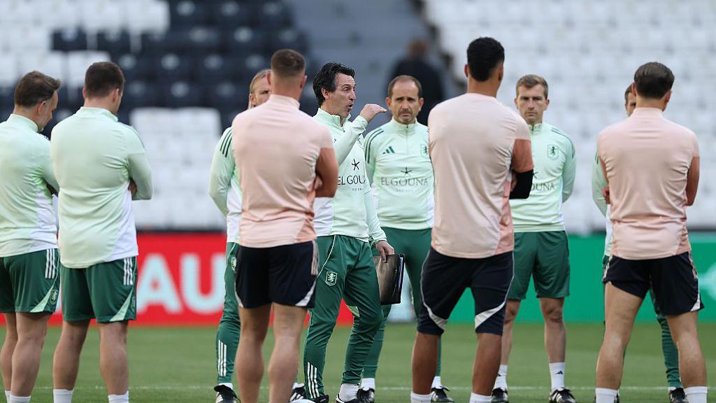 Unai Emery talks to Aston Villa's squad