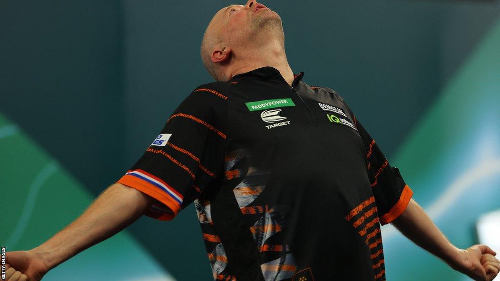 Raymond van Barneveld celebrating