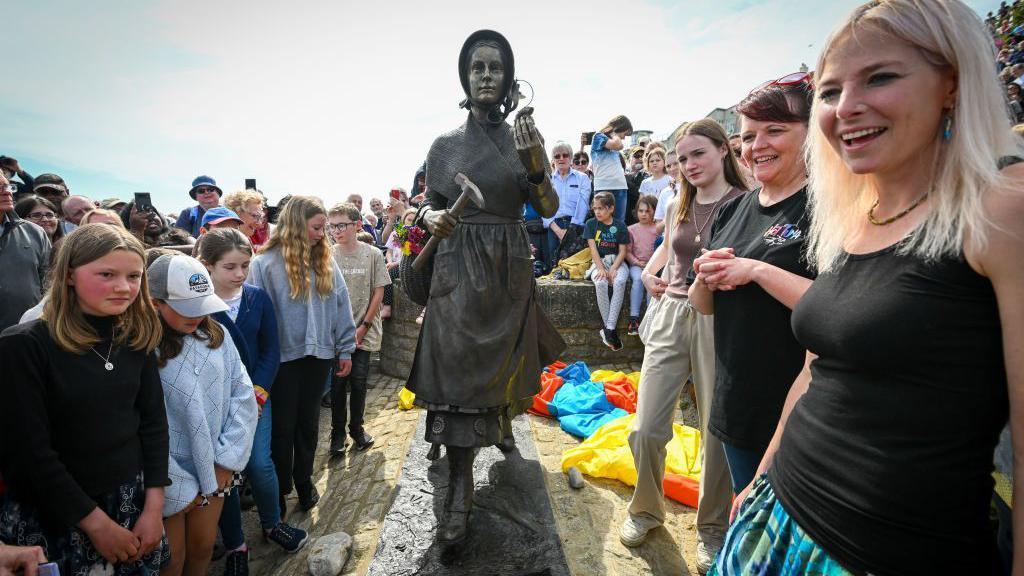 statue of mary anning