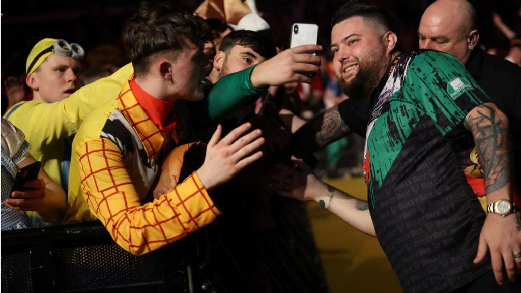 Michael Smith takes a selfie with fans