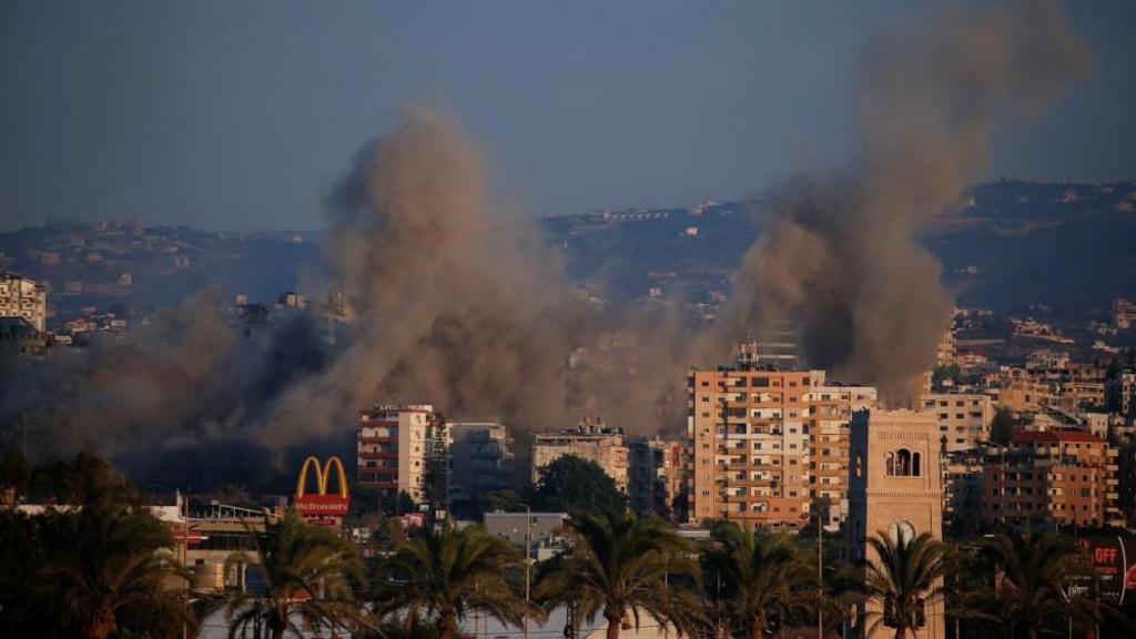 Smoke billows over southern Lebanon following an Israeli strike, amid ongoing cross-border hostilities between Hezbollah and Israeli forces, as seen from Tyre, Lebanon September 25, 2024.