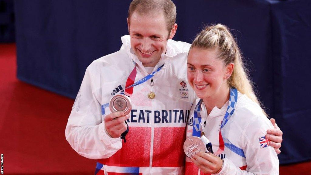 Jason Kenny poses with his wife Laura Kenny during the medal ceremony at the Tokyo 2020 Olympic Games