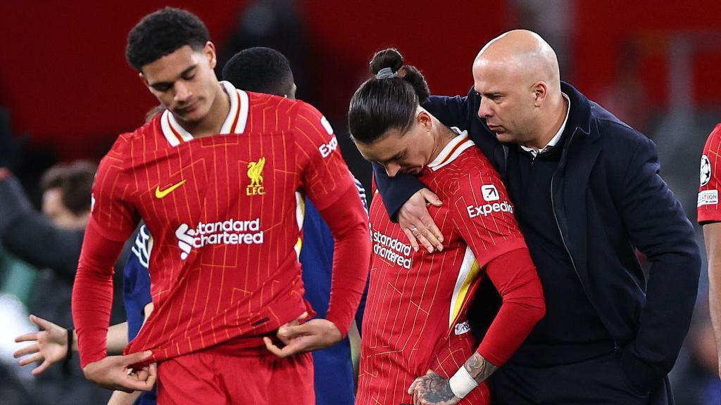 Arne Slot consoles Darwin Nunez, who missed Liverpool's second penalty