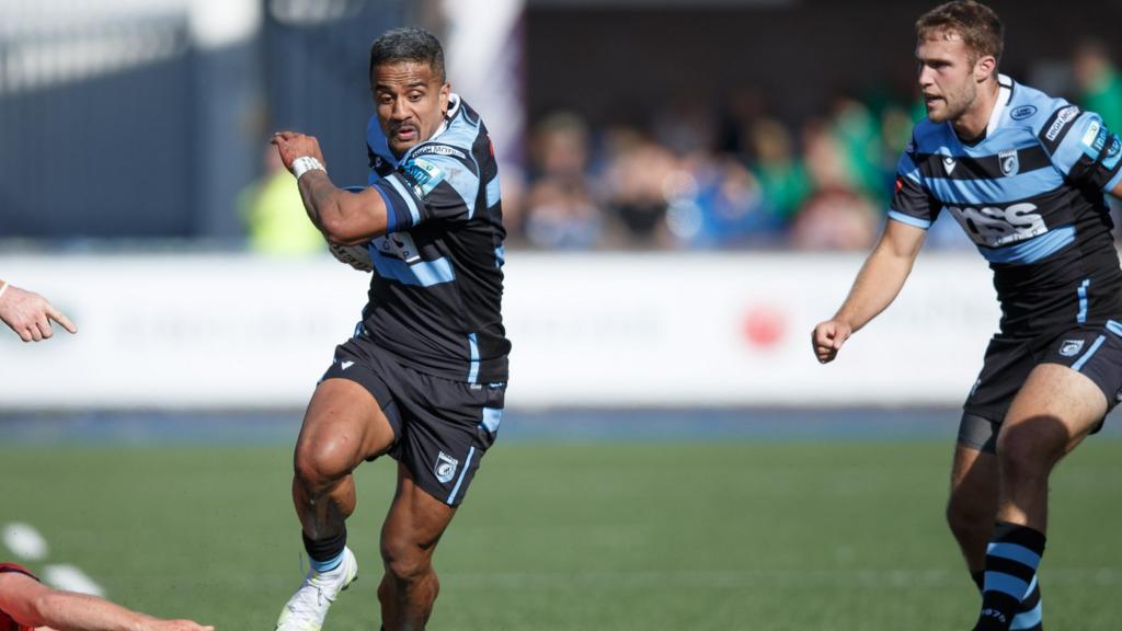 Rey Lee-lo makes a break for Cardiff with Max Llewellyn in support