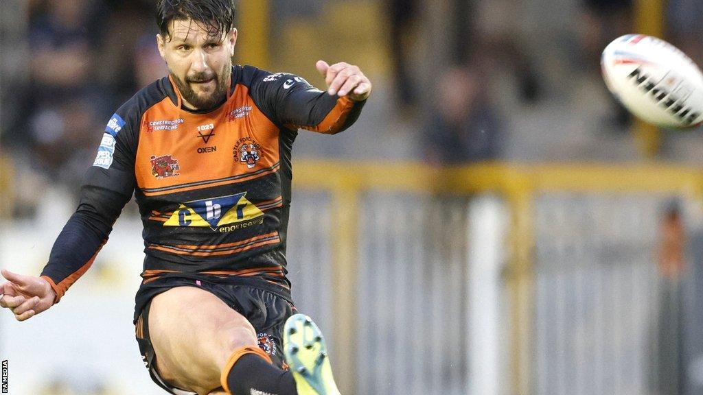 Gareth Widdop kicked four penalties to help Castleford to an important win against Warrington