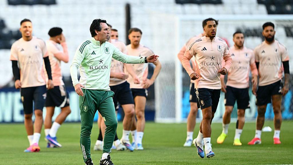 Unai Emery talks to his squad