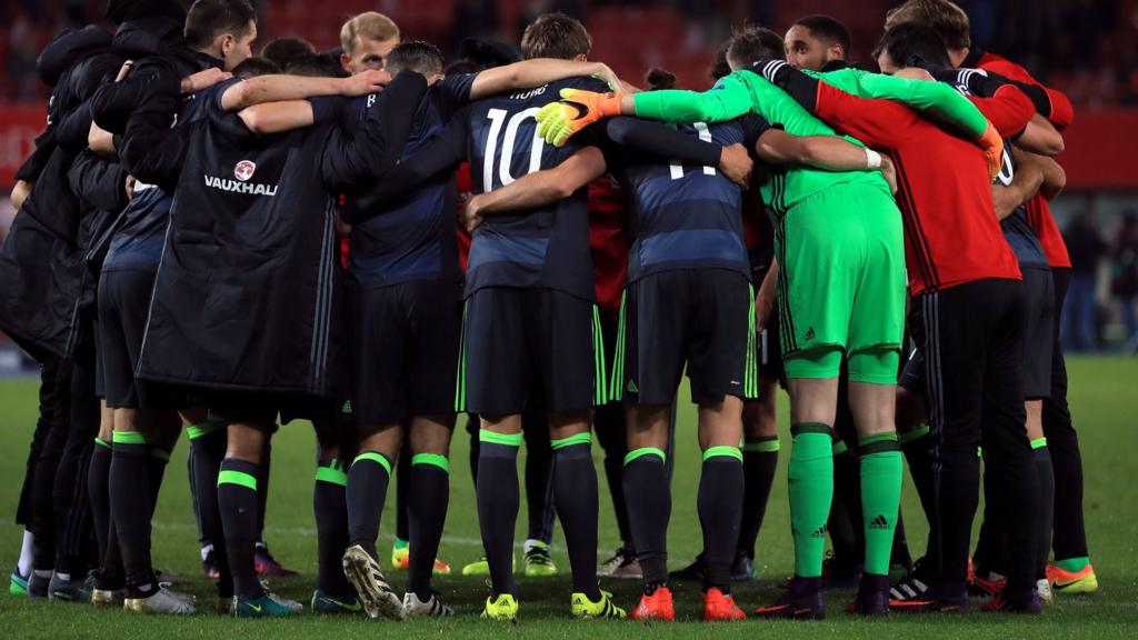 Wales have a team huddle