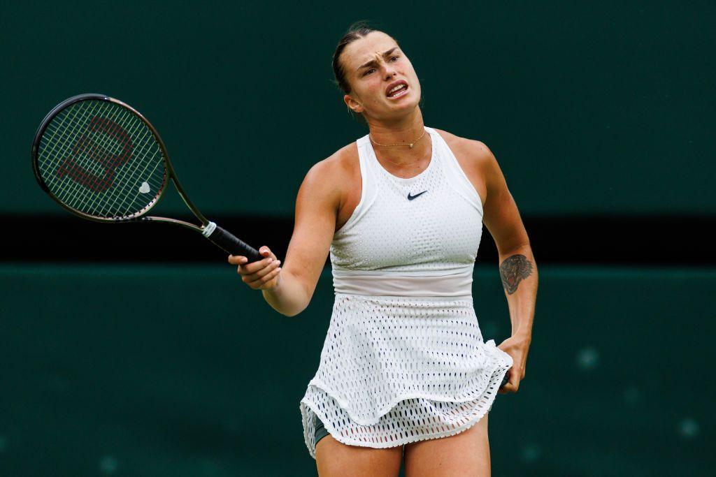 Aryna Sabalenka parece frustrada después de un error en Wimbledon en 2023