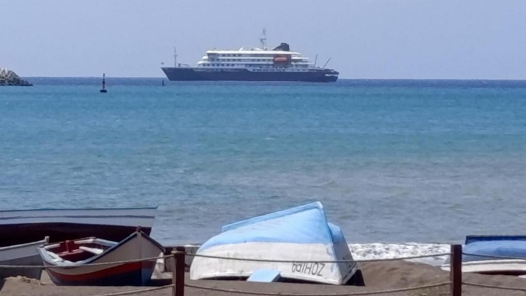 Hondius ship with rowing boats in front