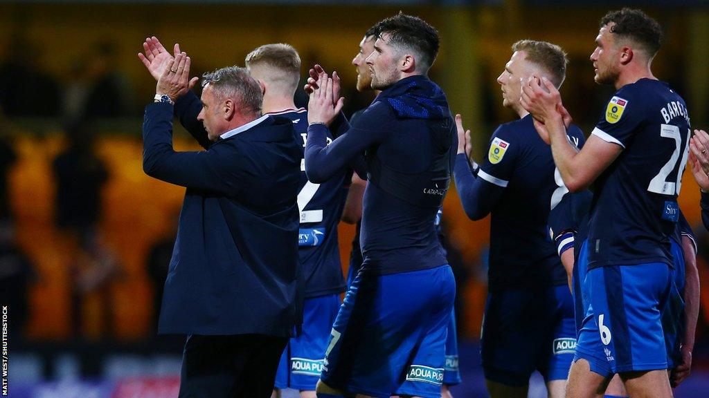 Paul Simpson and the Carlisle United players