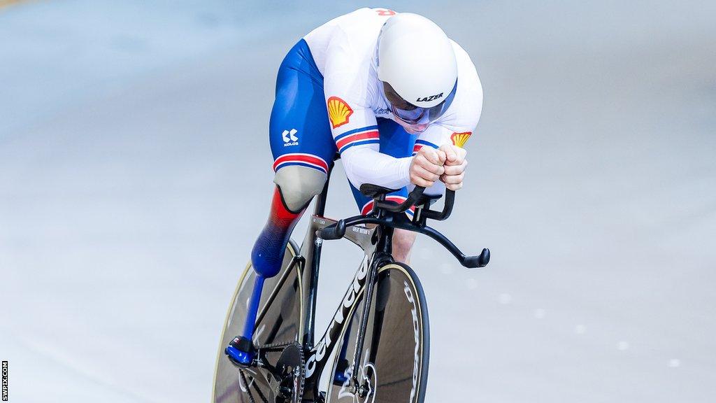 Para cyclist Jody Cundy in action