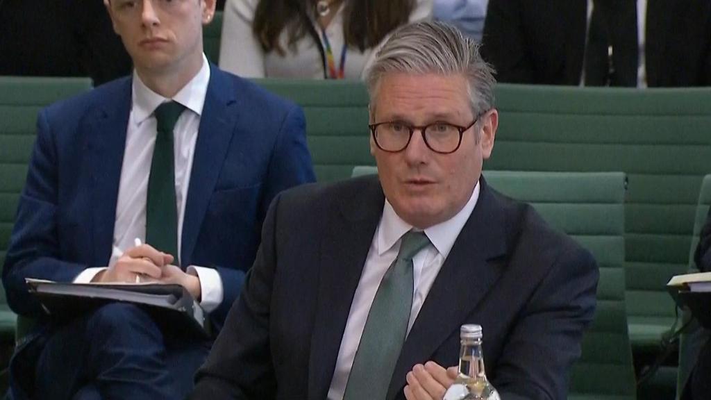 Starmer criticises watchdog’s benefits forecasts