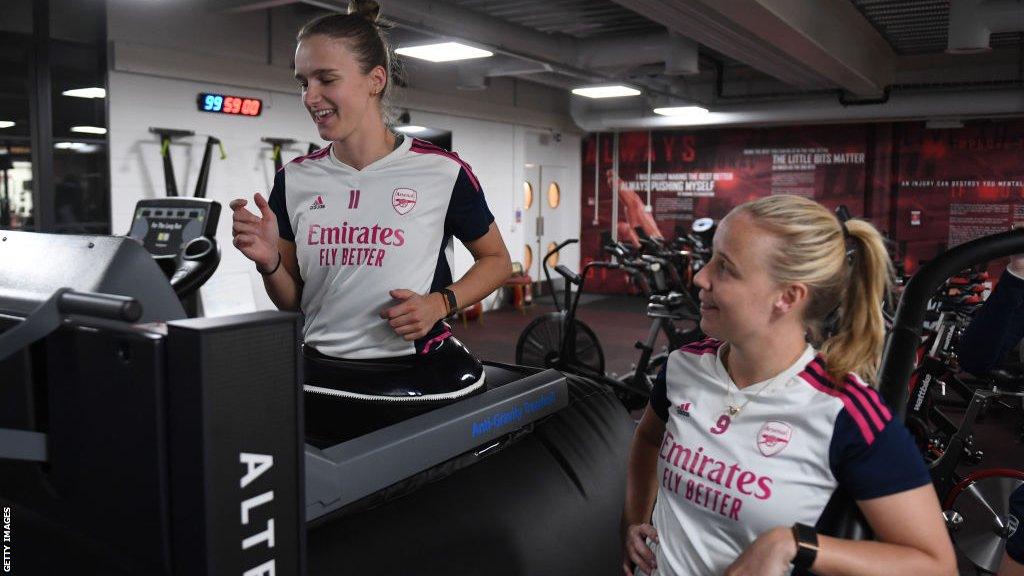 Vivianne Miedema and Beth Mead train