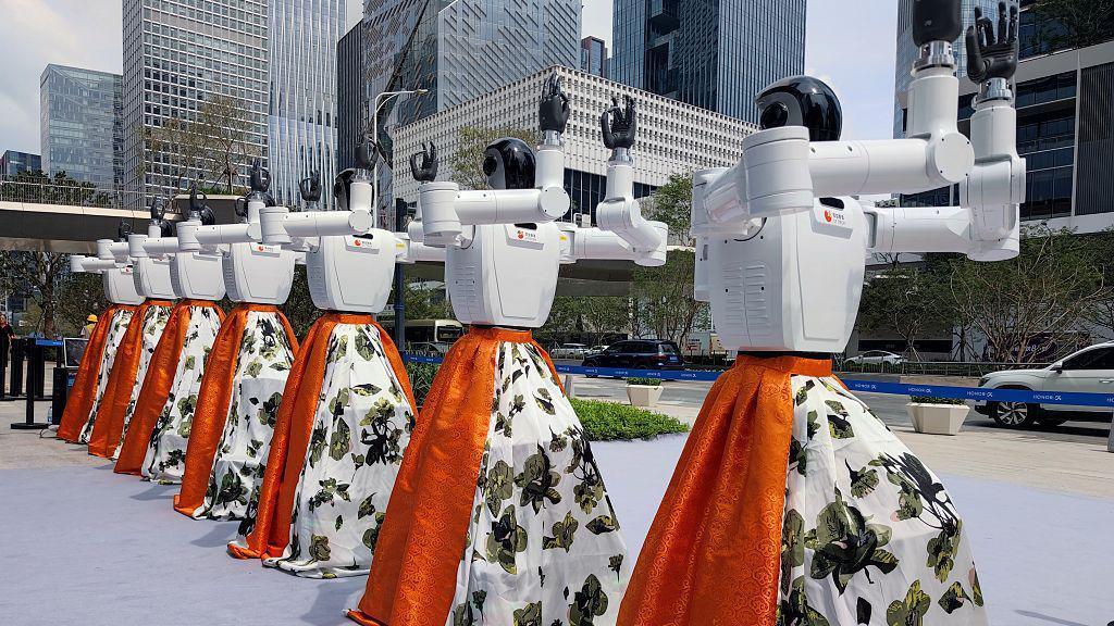 Robotë inteligjentë të mishëruar kryejnë një valle Guanyin me një mijë duar në Shenzhen të Kinës