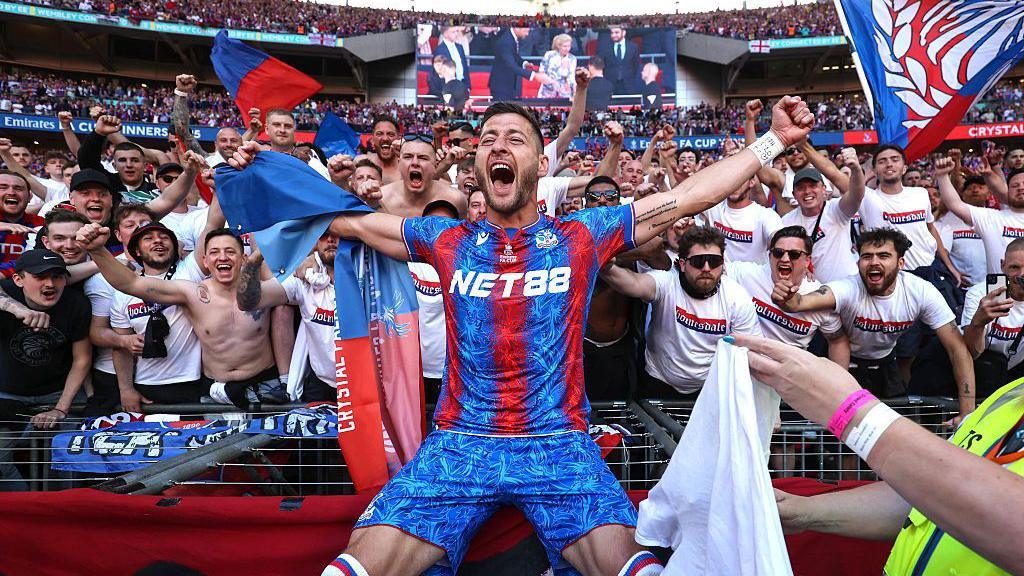 Joel Ward - Biểu tượng trung thành tại Crystal Palace chói sáng Joel Ward - Biểu tượng trung thành tại Crystal Palace chói sáng