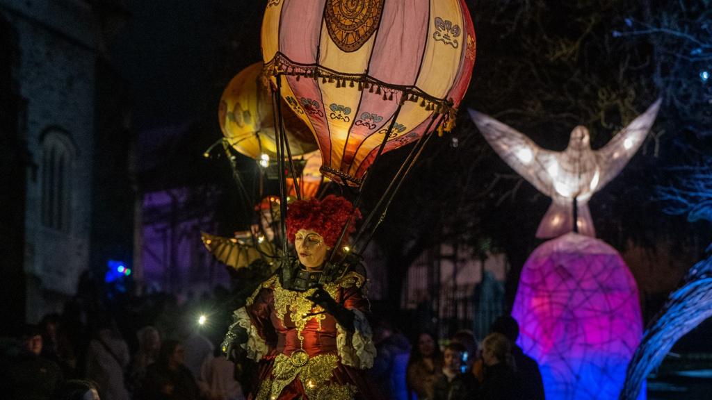 Derry Halloween: City enjoys spooky festival finale - BBC News