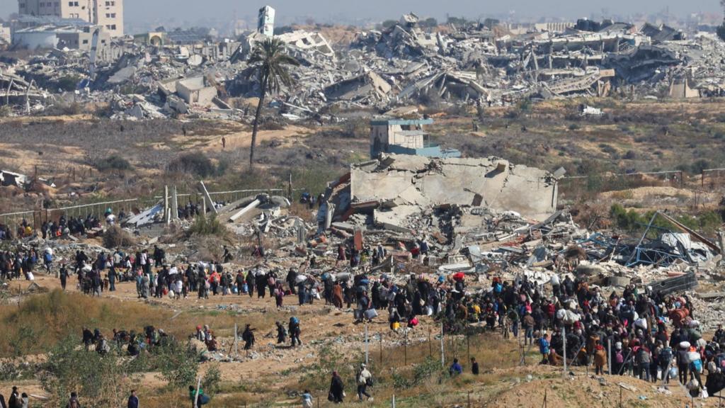 Palestinians return north amid destroyed buildings