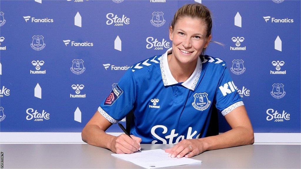 Justine Vanhaevermaet signs for Everton