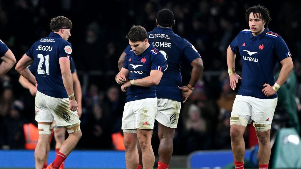 Antoine Dupont and France look dejected