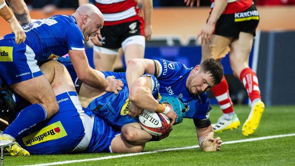 Ross Vintcent scoring a try