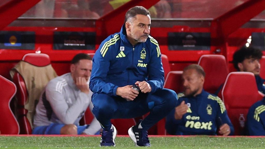 Vitor Pereira crouches on the sideline