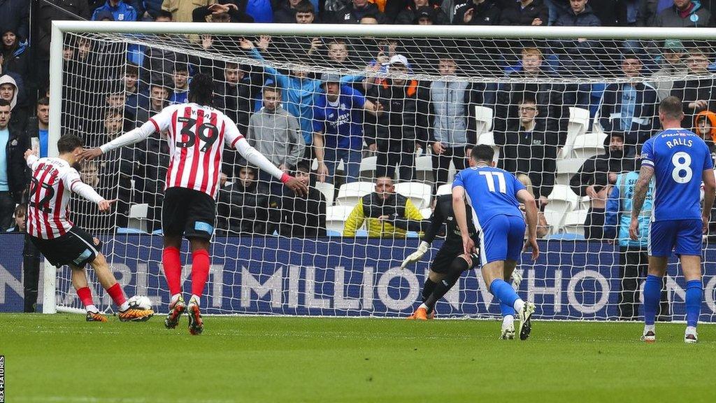 Adil Aouchiche scores a penalty for Sunderland