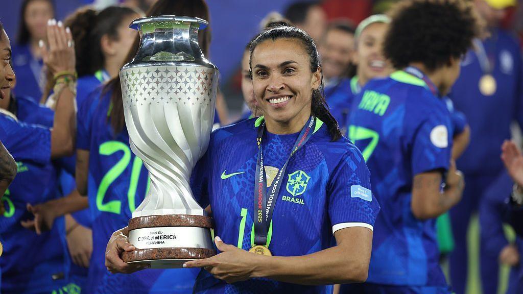 Marta holds the Copa America Femenina trophy