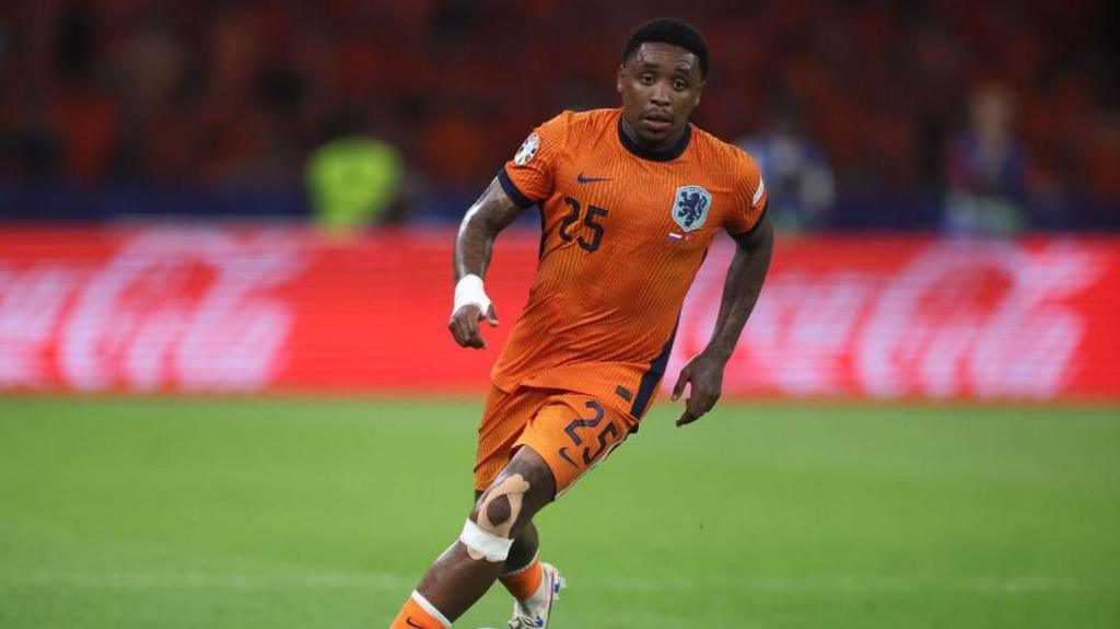 Steven Bergwijn dribbling the ball while playing for the Netherlands