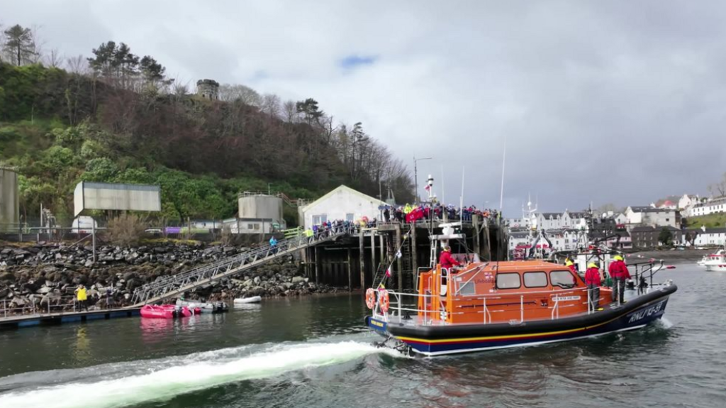 Fàilte ga cur air a' Pheter and Mary ann am Port Rìgh