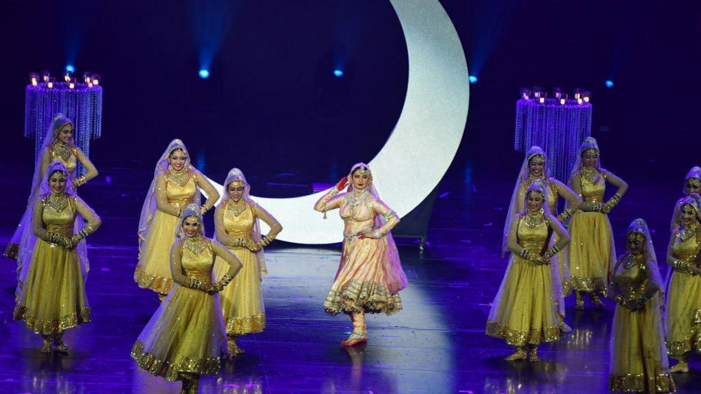 Bollywood actress Rekha (C) performs during the IIFA Awards of the 19th International Indian Film Academy (IIFA) festival at the Siam Niramit Theatre in Bangkok on June 24, 2018.