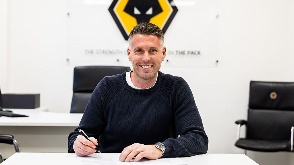 Wolves' new head coach Rob Edwards signing his contract