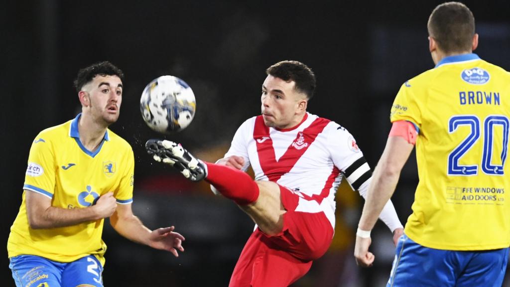 Raith Rovers' Sean Byrne, Airdrieonians' Adam Frizzell and Raith Rovers' Scott Brown