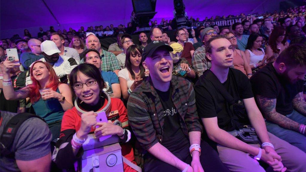 crowd-watching-event-at-e3