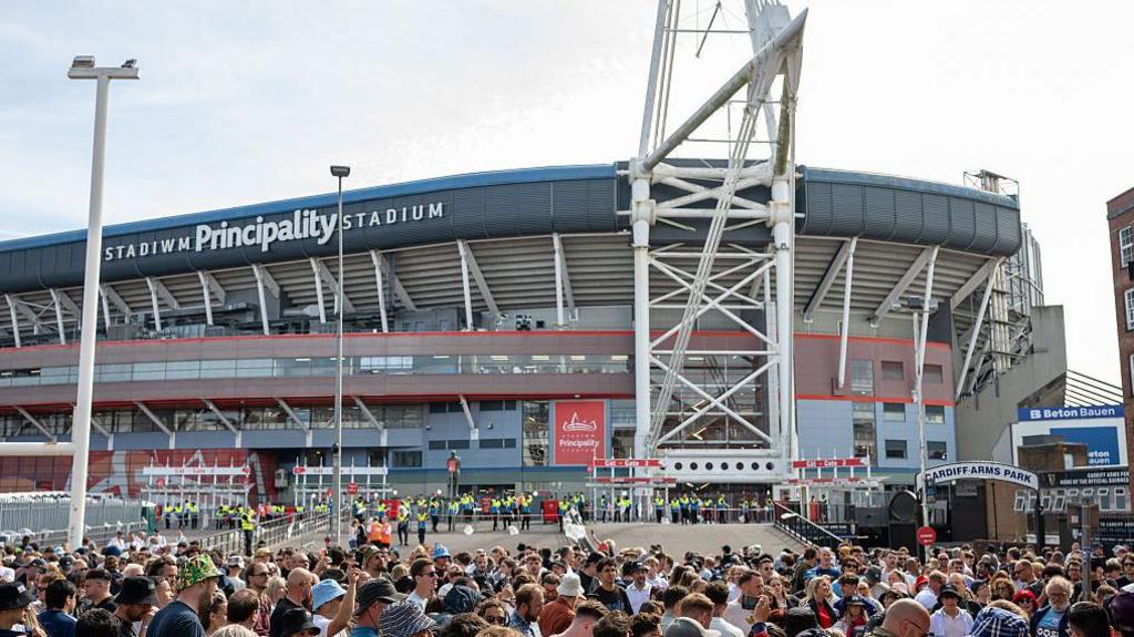 Stadiwm Principality yng nghanol Caerdydd