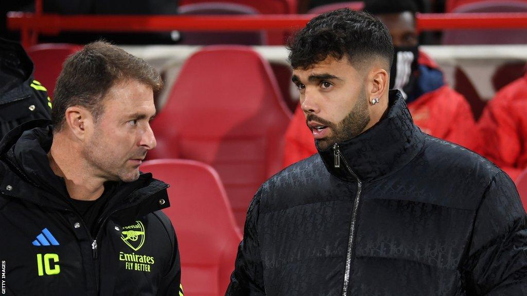 Arsenal goalkeeper coach Inaki Cana (l) and Gunners keeper David Raya