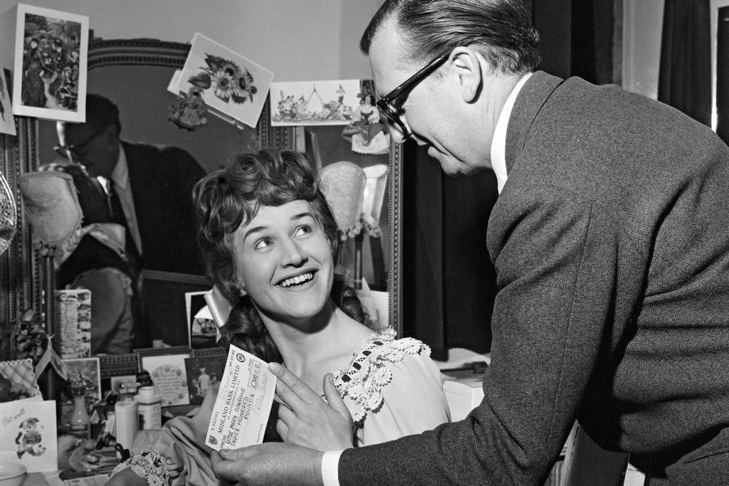 Patricia Routledge gets ready for a performance in 1962