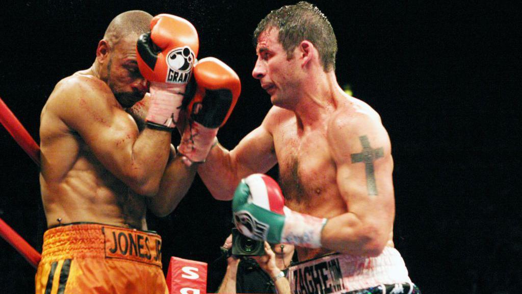 Joe Calzaghe yn ystod ei fuddugoliaeth yn erbyn Roy Jones Jr yn Efrog Newydd yn 2008