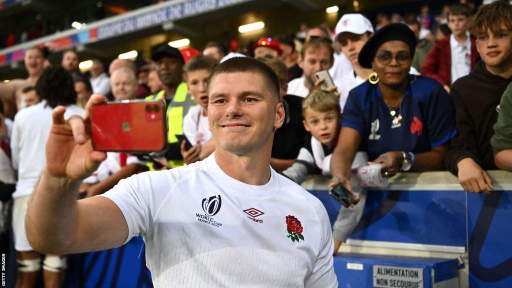 Owen Farrell takes a selfie