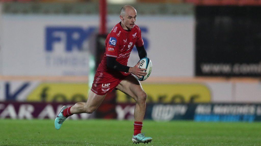 Ioan Nicholas running with ball