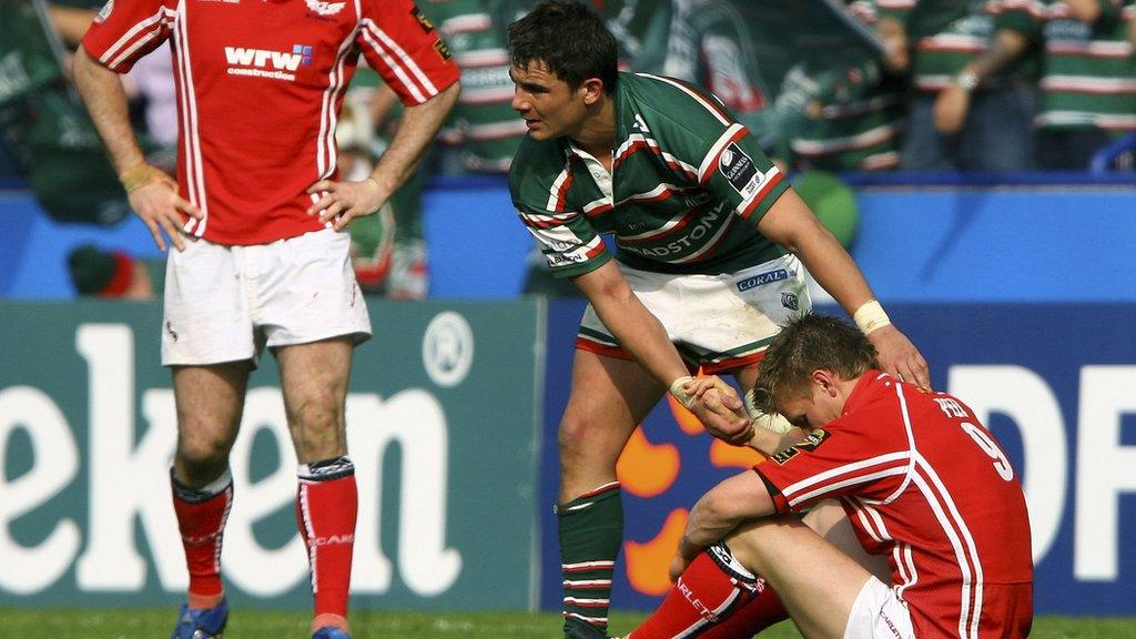 Harry Ellis consoles Dwayne Peel after Leicester's 2007 win against Scarlets