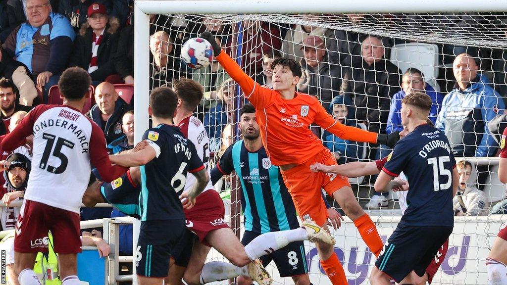 Oxford United have signed goalkeeper James Beadle from Brighton & Hove Albion.