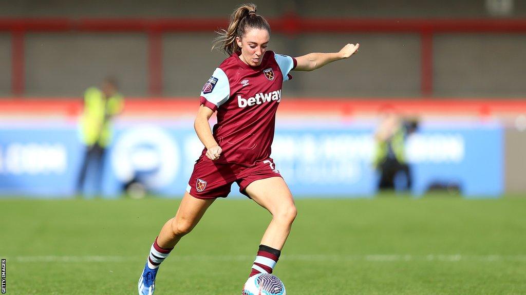 Lisa Evans playing for West Ham