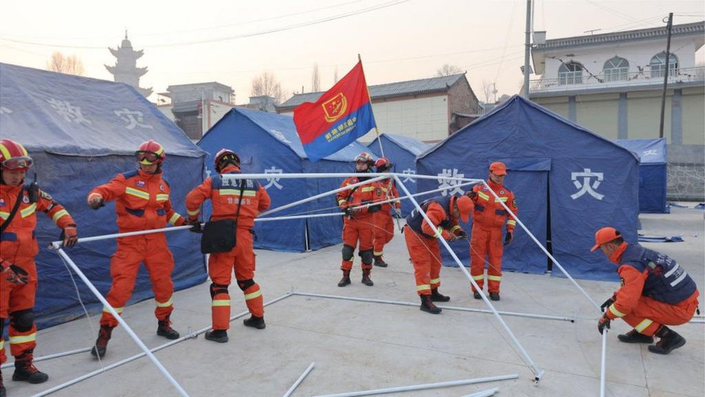 Rescue workers set up tents for people evacuated after an earthquake in Dahejia, Jishishan County, in northwest China's Gansu province on December 19, 2023.