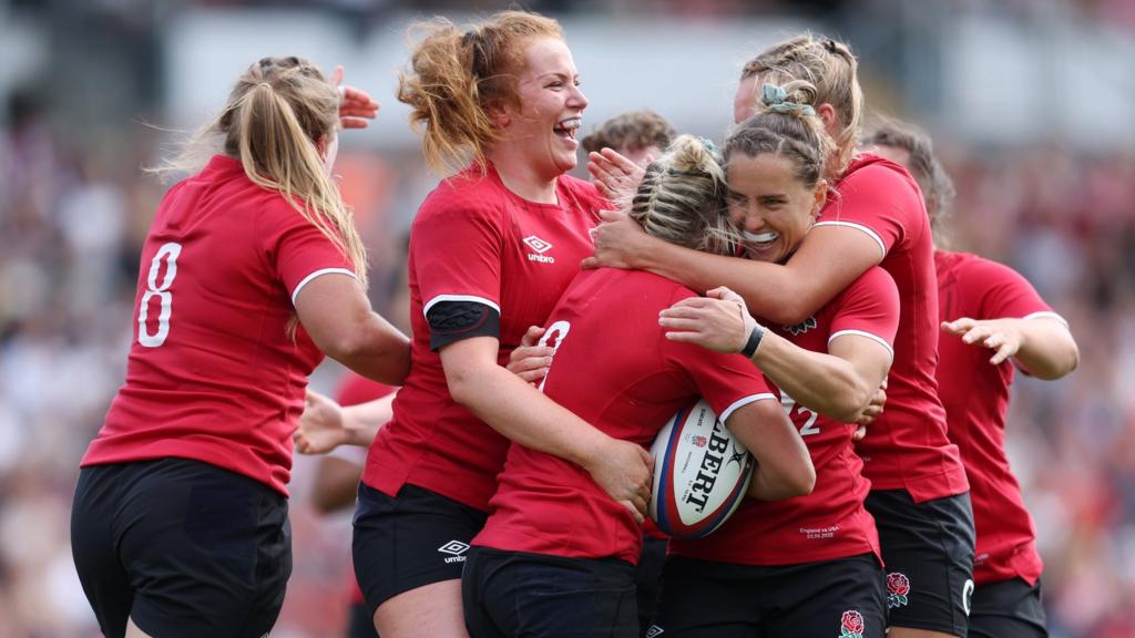 England celebrate Natasha Hunt's try