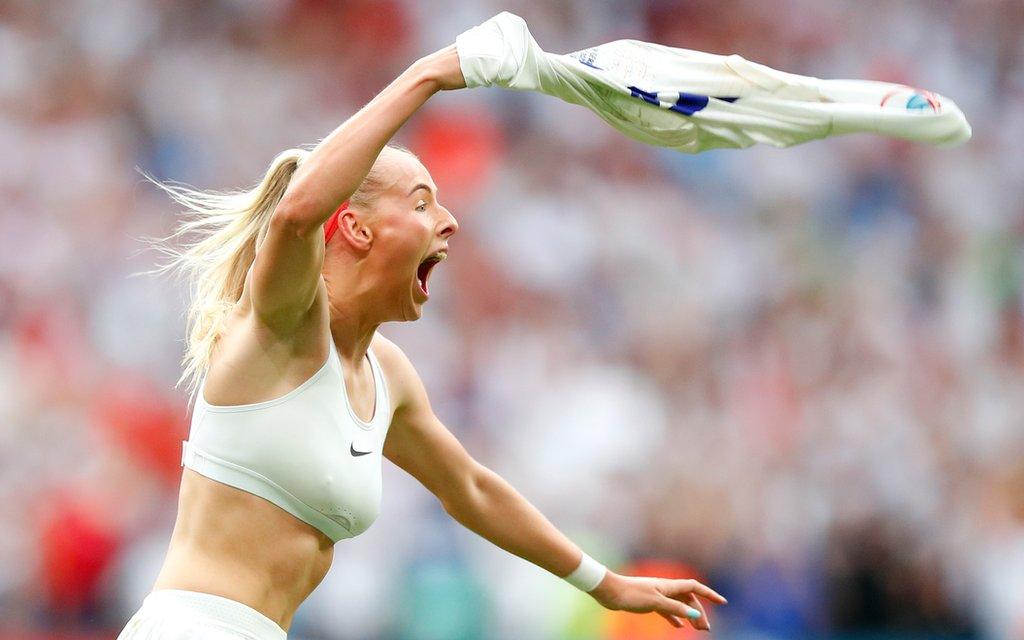 Chloe Kelly celebrating her goal in the Euro 2022 final