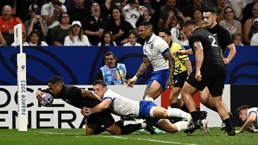 New Zealand's Aaron Smith celebrates his try