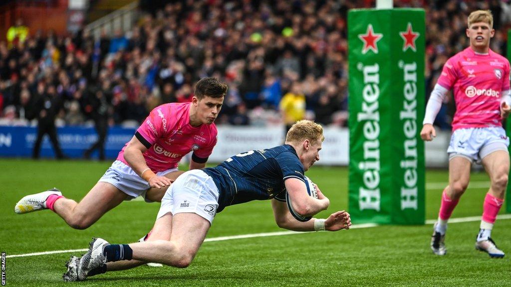 Jamie Osborne scores a try