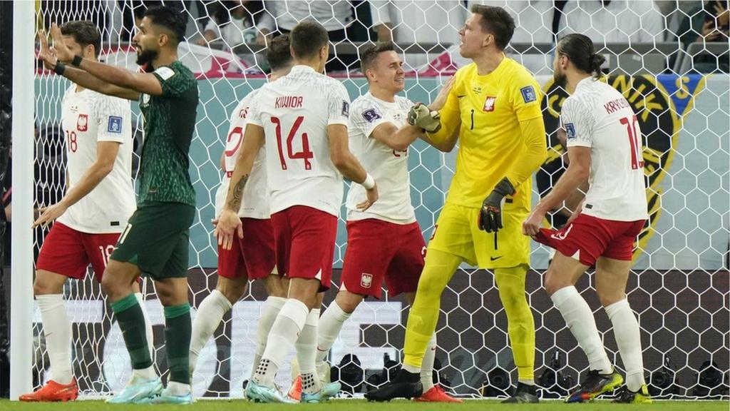 Wojciech Szczesny (centre right) celebrates saving penalty