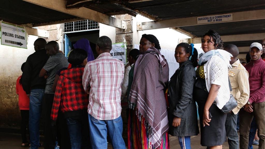 Kenyan voters que as they wait to cast their votes in Huruma, one of the ruling party Jubilee"s strongholds in Nairobi, Kenya, 26 October 2017.