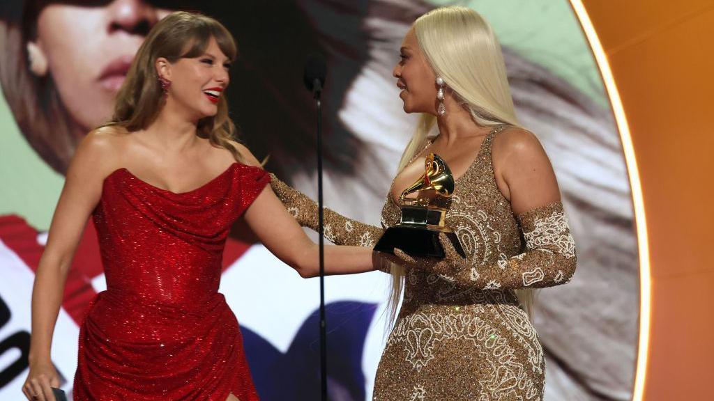 Taylor Swift gave Beyoncé the award for best country album